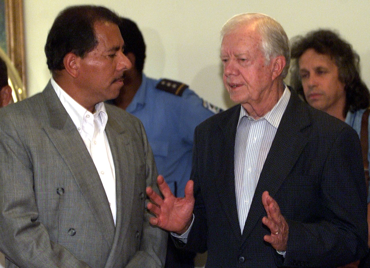 El ex presidente estadounidense Jimmy Carter (R) conversa con el candidato del Frente Sandanista Daniel Ortega el 3 de noviembre de 2001 en Managua, Nicaragua.
