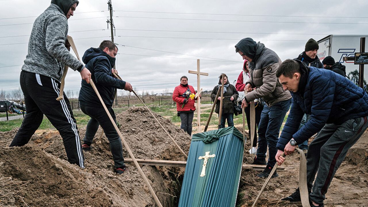 En ciudades como Bucha, los habitantes se han organizado para enterrar a sus muertos en improvisados sepulcros.