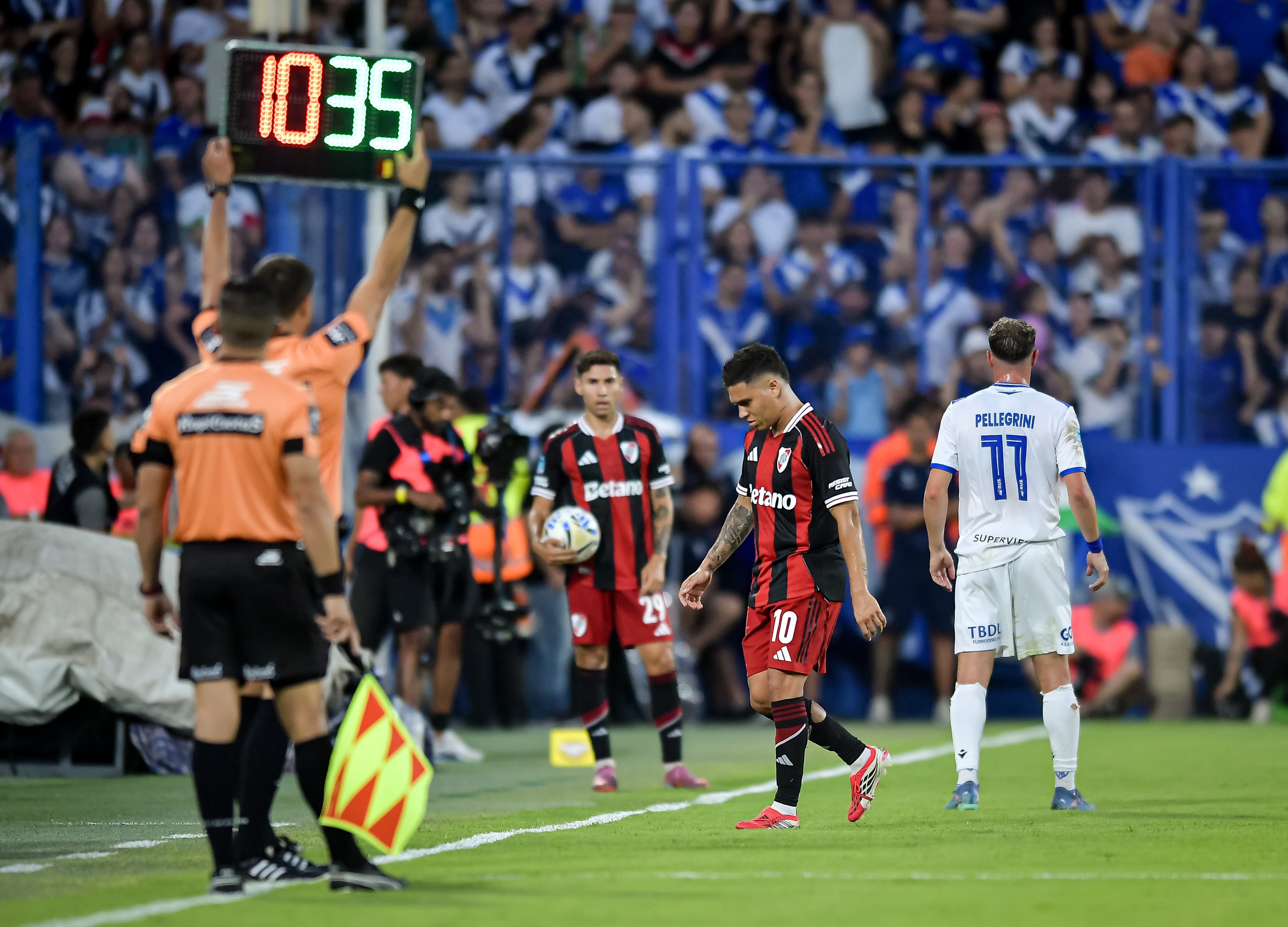 BUENOS AIRES, ARGENTINA - FEBRUARY 22: Juan Fernando Quintero of River Plate leaves from the field after being injured during a Torneo Apertura Mercado Libre 2026 match between Velez Sarsfield and River Plate  at Jose Amalfitani Stadium on February 22, 2026 in Buenos Aires, Argentina. (Photo by Marcelo Endelli/Getty Images)