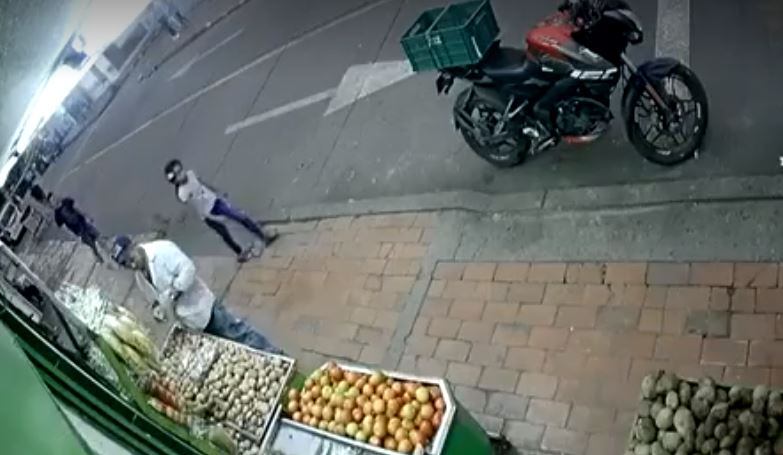 Eva Luna caminando sola