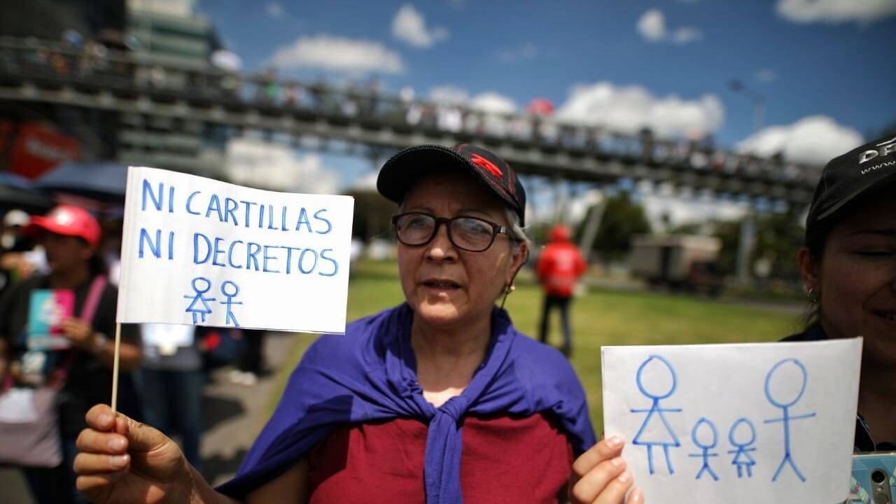 No más de 250 colombianos llegaron a la Plaza de Bolívar a protestar por dos decretos que, según ellos, incentivan la llamada ‘ideología de género’.