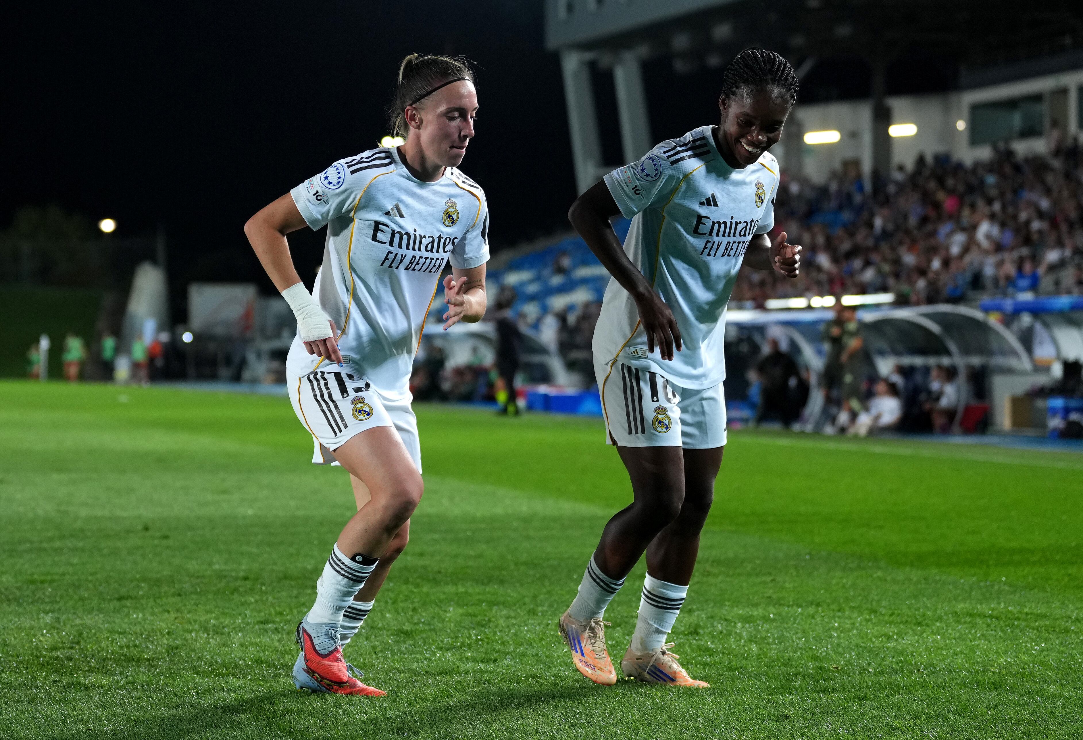 Linda Caicedo celebra con una de sus compañeras a la que asistió en la goleada del Real Madrid