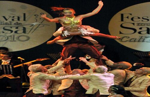  Integrantes de "Pioneros con Clase" durante la competencia final de la categoría grupos.