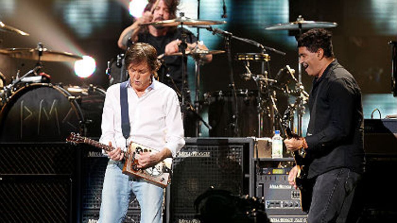 El exBeatle Paul McCartney, con Dave Grohl y Pat Smear de Foo Fighters. En el concierto 12-12-12.
