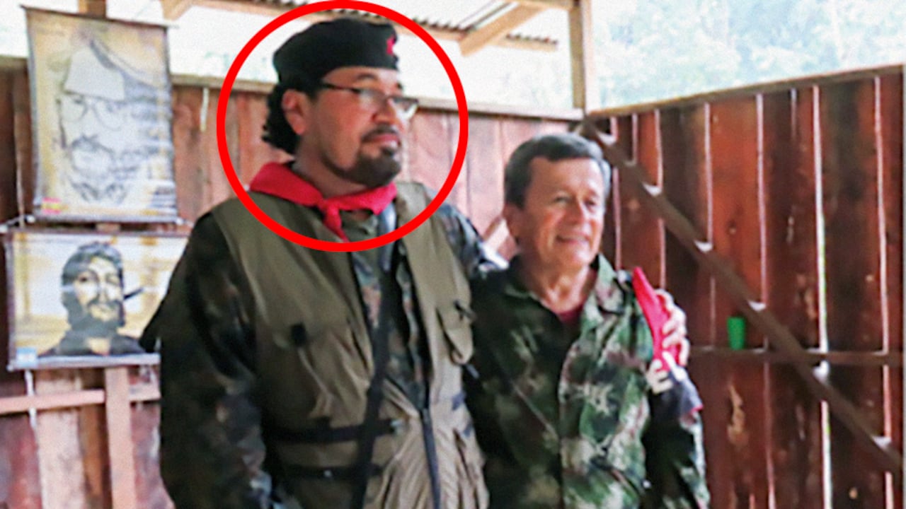 Alias Fabián cambiaba constantemente su apariencia física. En la foto está acompañado por Pablo Beltrán.