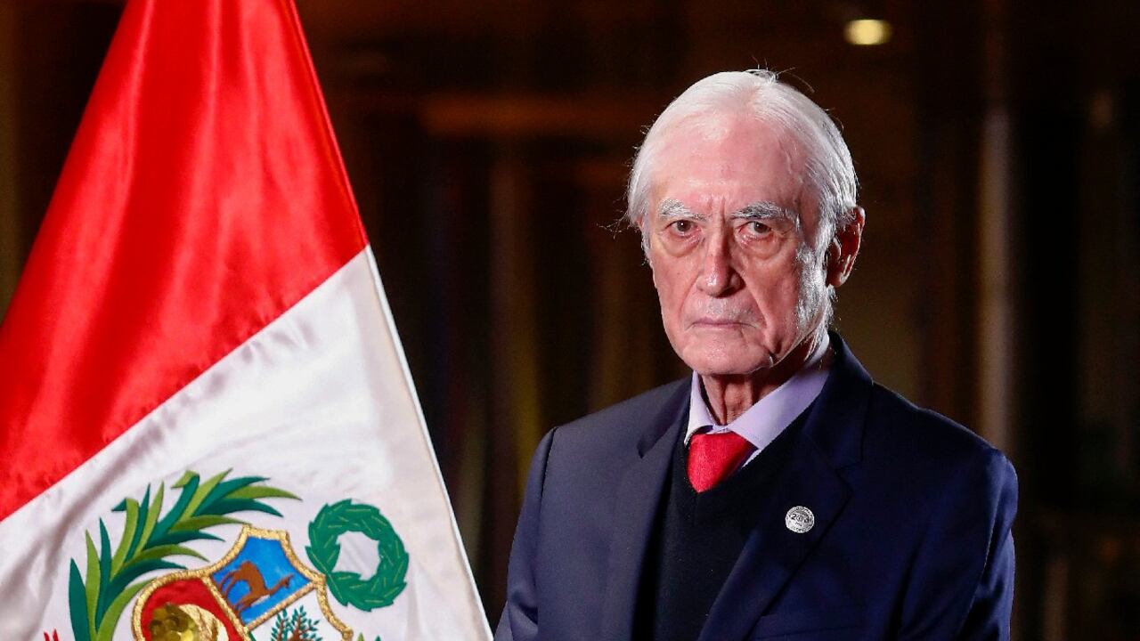 Héctor Béjar, canciller de Perú.