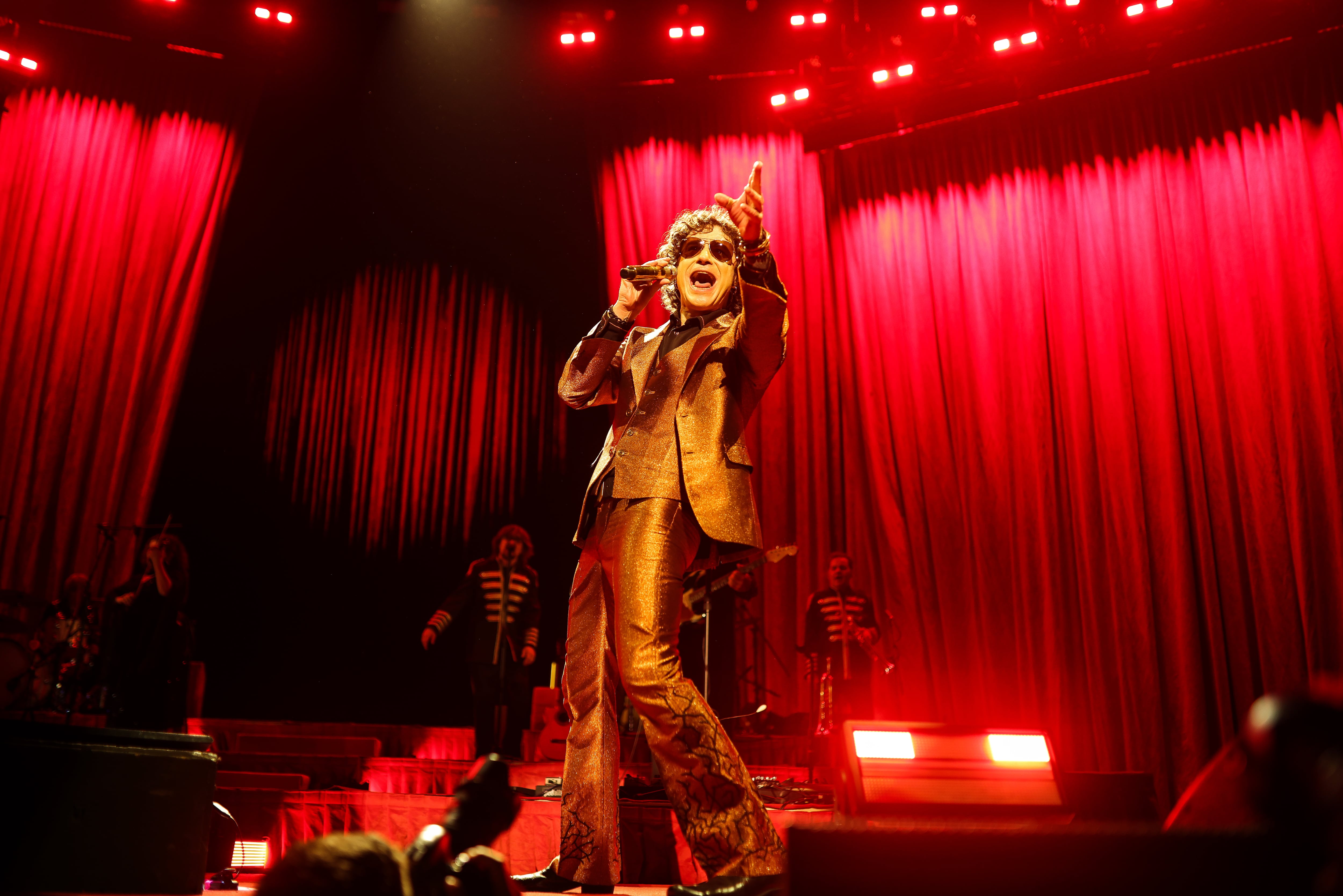 El tremendo músico, cantante y letrista Enrique Bunbury, llevando su Huracán Ambulante Tour al Movistar Arena de Bogotá.
