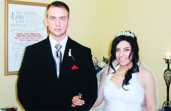 El cuerpo de Andrea Arias Crew fue hallado sin vida en un río de Virginia (EE.UU). La madre de Arias, Rosa Pineda, dijo a Caracol Radio que la colombiana de 30 años tenía problemas con su esposo, el estadounidense Caleb Crew. Vecinos manifestaron a los medios que el matrimonio tenía antecedentes de violencia doméstica. La pareja debatía la custodia de sus dos hijas de 5 años y 6 meses. El hombre de 28 años fue detenido y acusado de homicidio en segundo grado. En octubre de 2013, las autoridades presentaron una grabación en la que Crew admite: "Ella me dijo que yo era un tipo violento. Que llamaría a la Policía para que me arrestaran. Comenzó a marcar el teléfono y yo se lo arrebaté… Mientras la estrangulaba, ella me pidió que por favor parara, pero ya en ese punto no me podía detener. Solo le dije: ‘Adiós’", luego la arrojó al Río Occoquan. En su pecho tenía amarrado un morral lleno de piedras de mármol y dos pesas para hacer ejercicios con el que se trató de hundir su cuerpo. / Facebook.