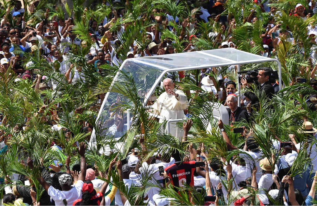 El Papa Francisco saluda antes de una misa en el Monumento a María Reina de la Paz, Port Louis, Mauricio, el 9 de septiembre de 2019. El Papa Francisco hace una gira por tres naciones de los países africanos del Océano Índico golpeados por la pobreza, los conflictos y los desastres naturales. (Foto por Tiziana FABI / AFP)