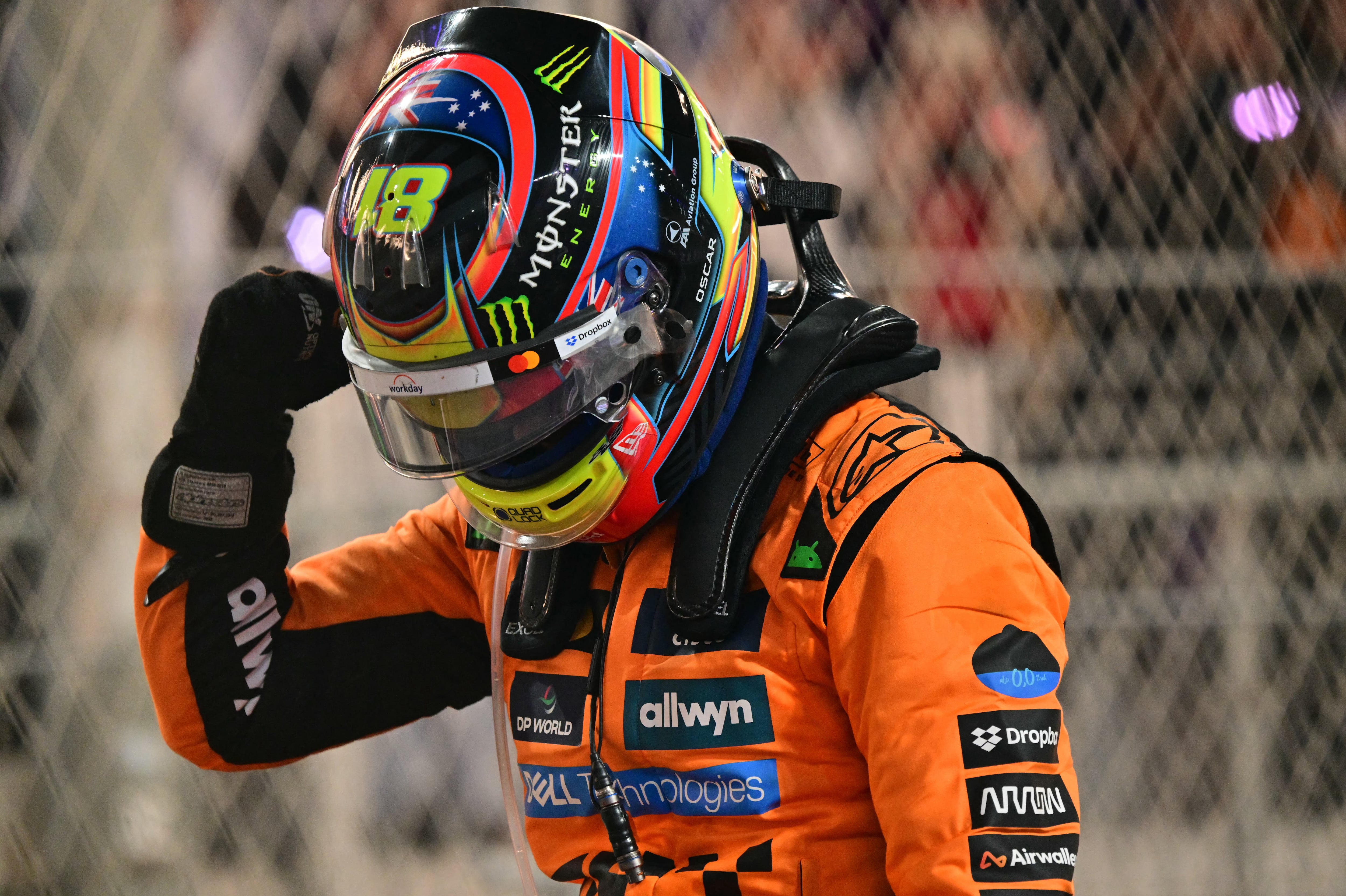 El piloto australiano de McLaren, Oscar Piastri, hace un gesto en el parque cerrado mientras celebra su victoria en el Gran Premio de Fórmula Uno de Arabia Saudita de 2025.