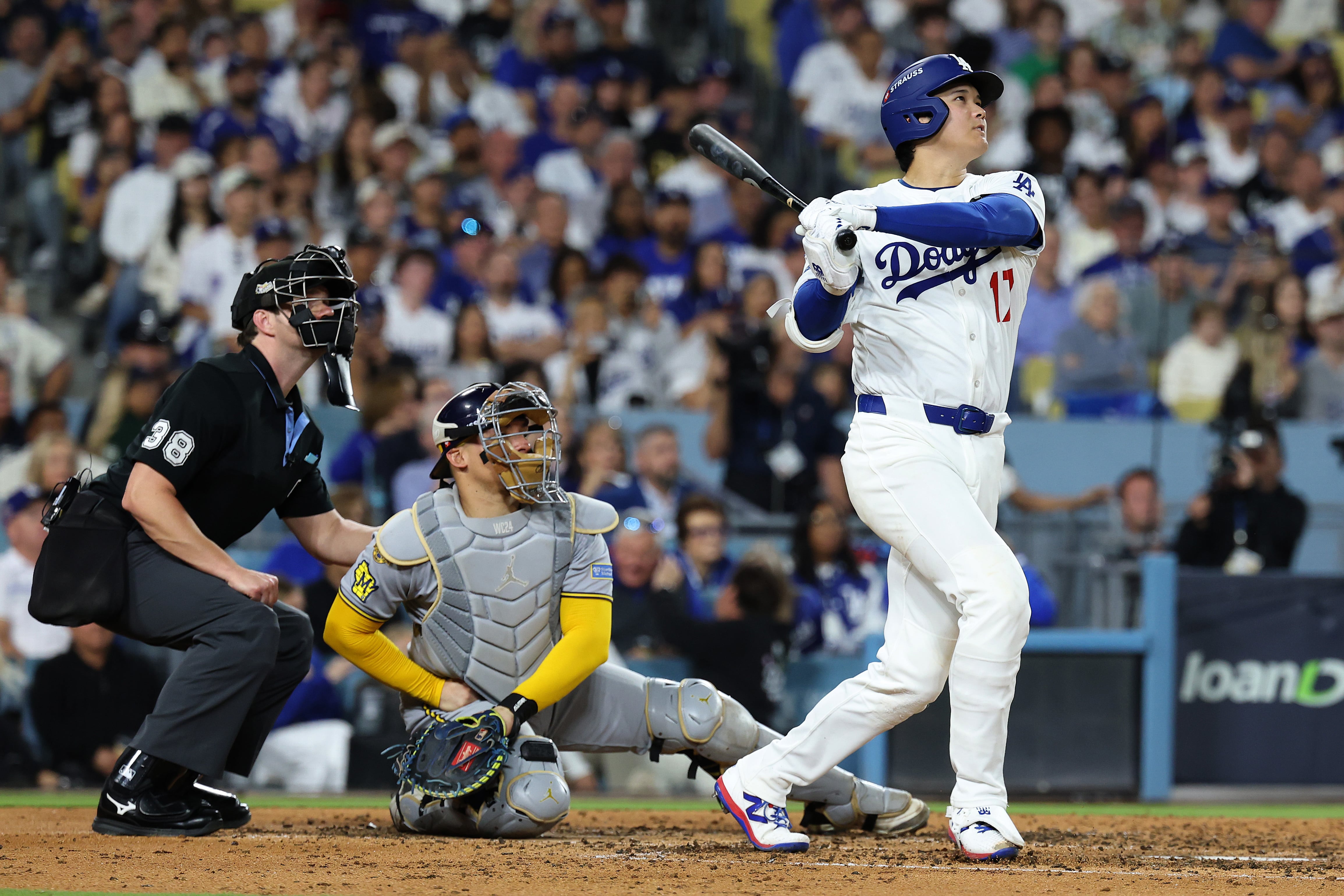 Shohei Ohtani, con la camiseta #17 de los Dodgers de Los Ángeles, mira a su bola navegar y perderse en los cielos, tras batear un jonrón más, en el juego definitivo de la serie de campeonato de la Liga Nacional. Foto: Sean M. Haffey/Getty Images.