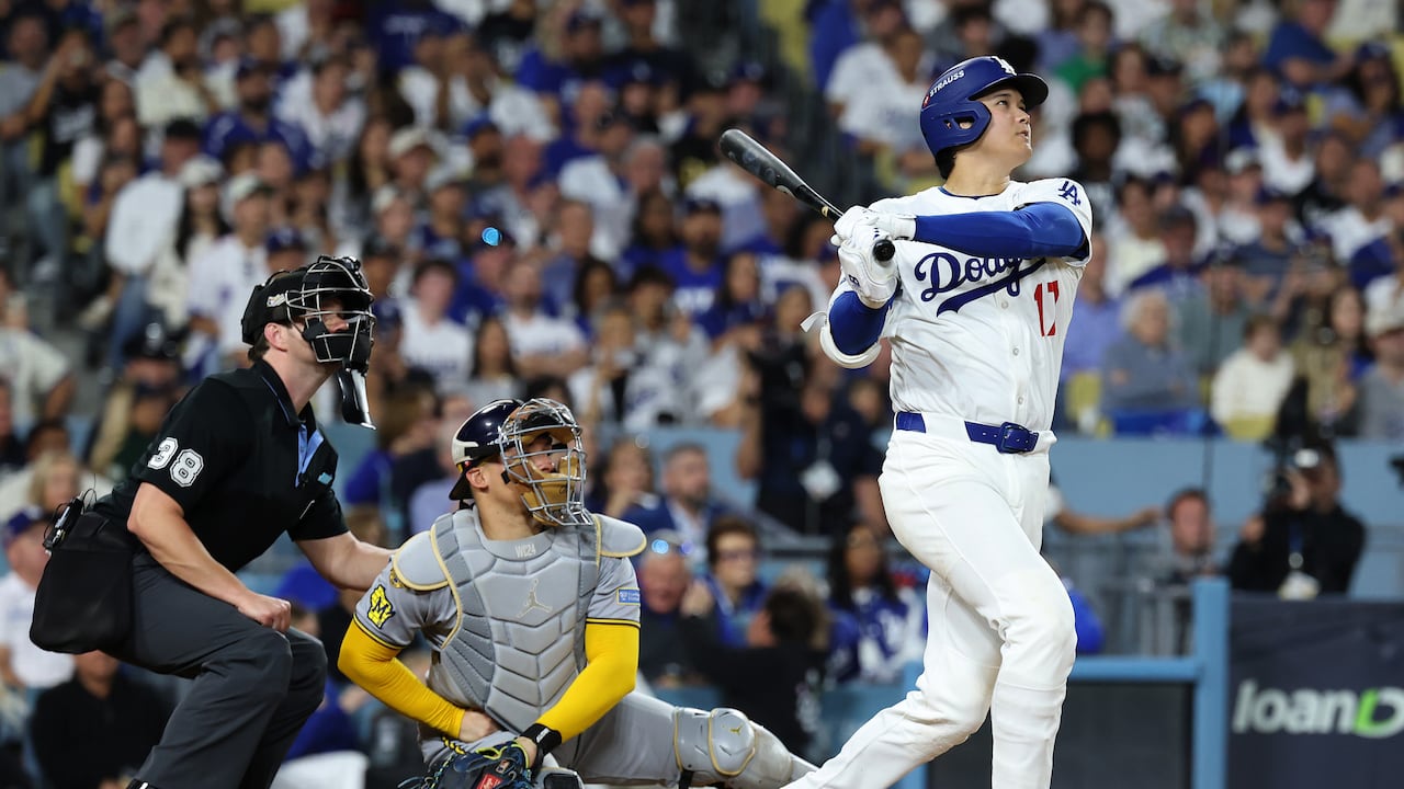 Shohei Ohtani, #17 de los Dodgers de Los Ángeles, mira la bola navegar y perderse en los cielos, tras batear un jonrón más, en el juego definitivo de la serie de campeonato de la Liga Nacional.