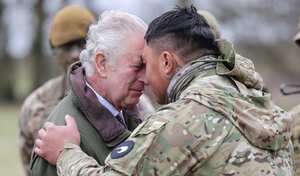 El monarca compartió momentos cercanos con los militares ucranianos que reciben entrenamiento en Reino Unido.