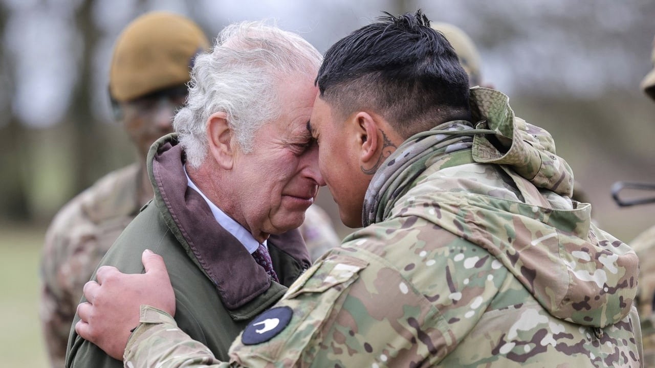 El monarca compartió momentos cercanos con los militares ucranianos que reciben entrenamiento en Reino Unido.