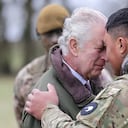 El monarca compartió momentos cercanos con los militares ucranianos que reciben entrenamiento en Reino Unido.