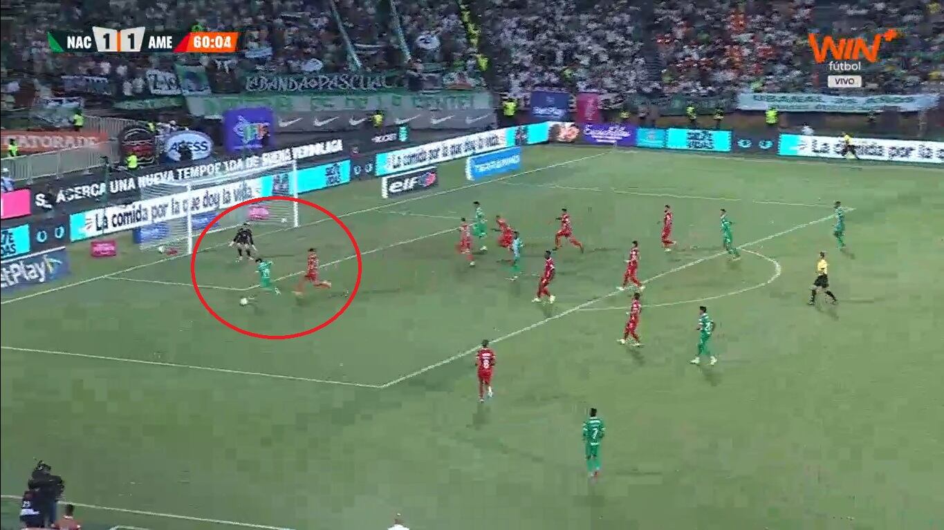 Momento exacto del remate de Juan Rengifo.