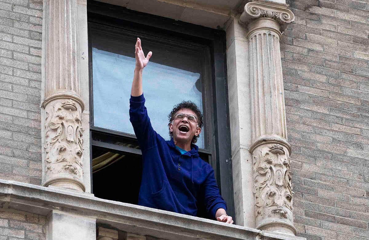 La estrella de teatro Brian Stokes Mitchell canta "El sueño imposible" desde la ventana de su apartamento en Nueva York. Semanas después de recuperarse del coronavirus, el admirado actor y cantante abre su ventana, con vistas a Broadway, cada noche para dar una serenata a una multitud con su canción característica de "Man of La Mancha". AP-Mark Lennihan.