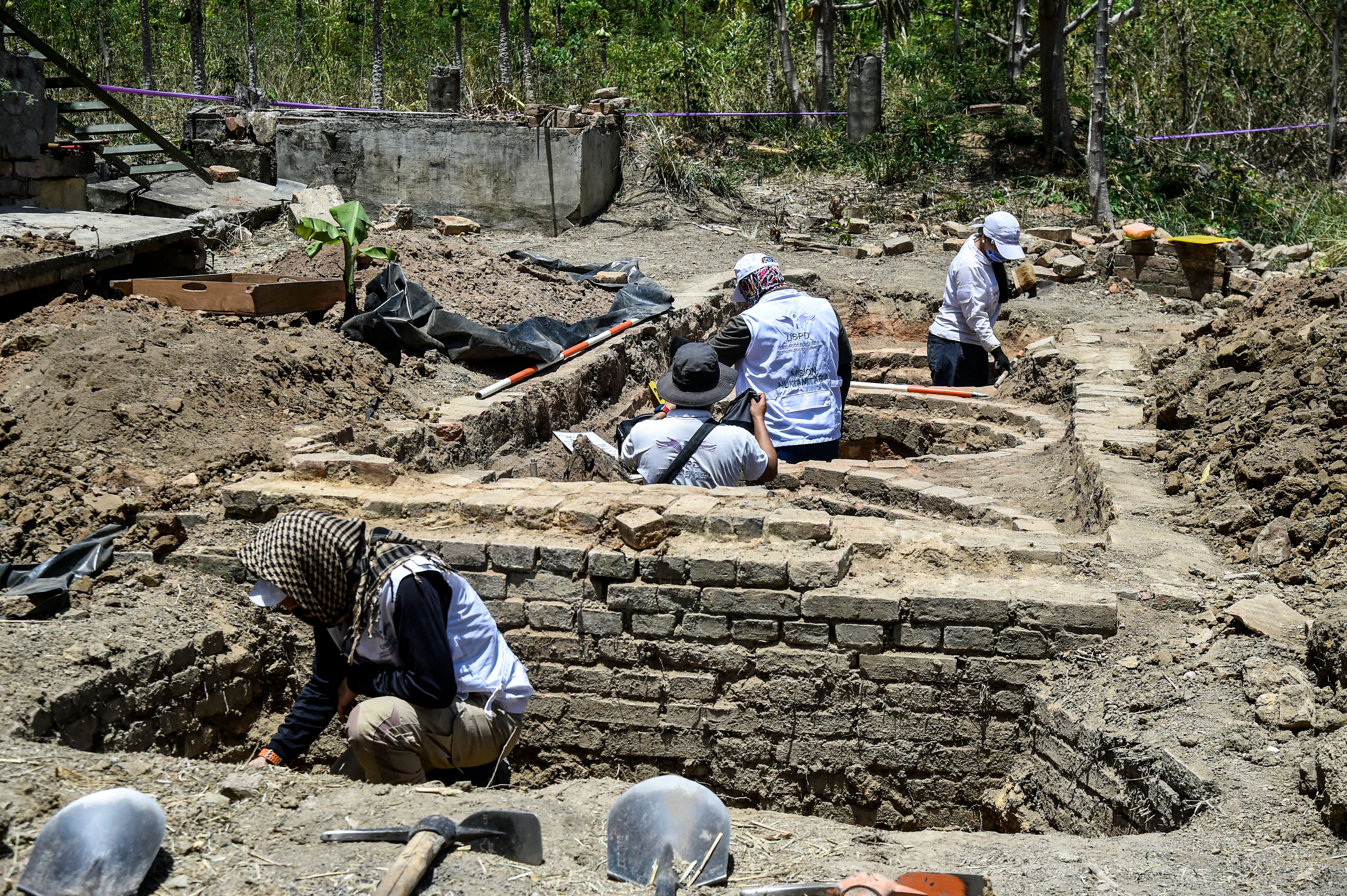 Médicos forenses revisan varias cámaras crematorias