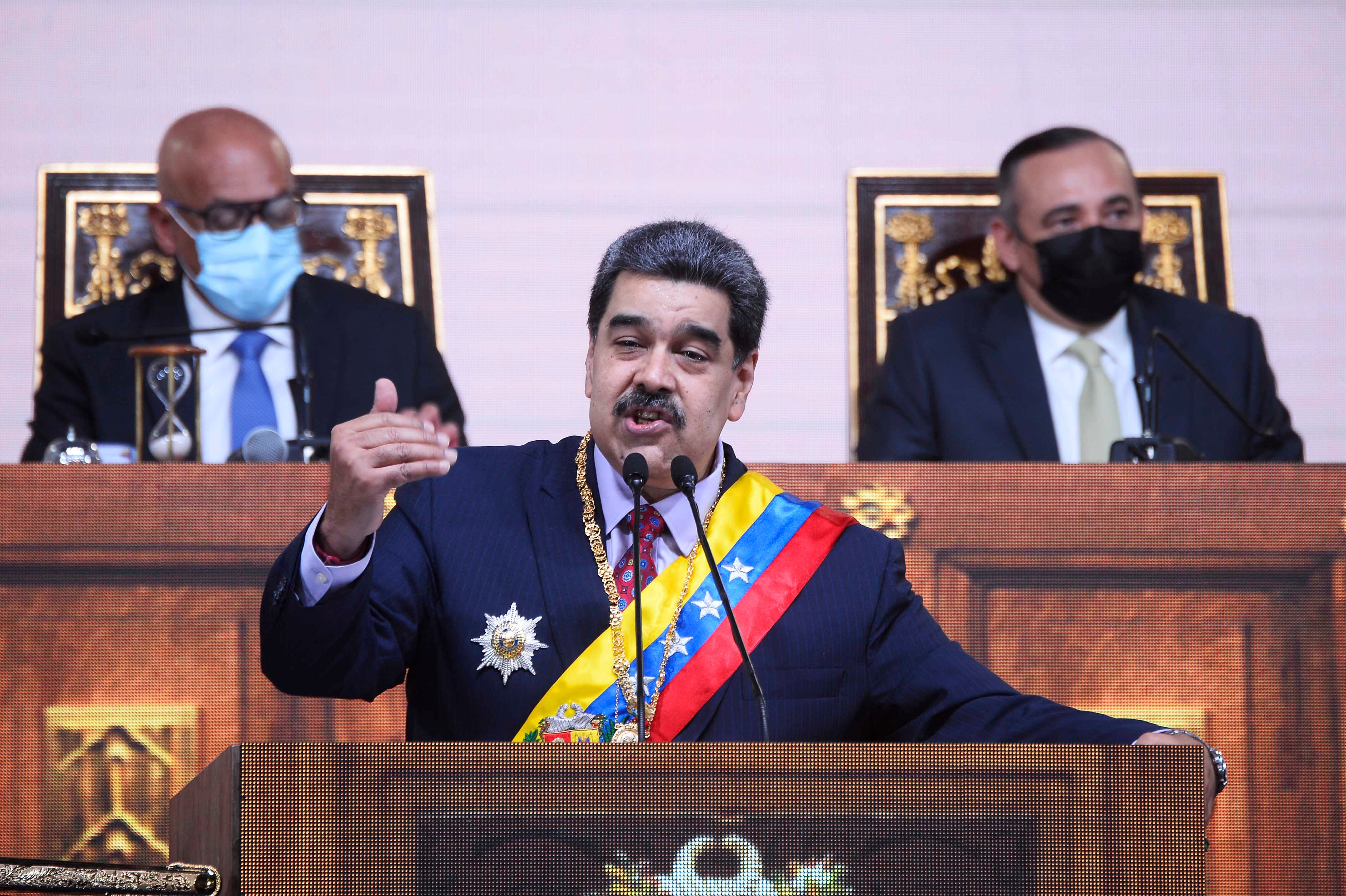 El presidente de Venezuela, Nicolás Maduro, pronuncia un discurso durante su informe anual a la Asamblea Nacional, en Caracas, el 15 de enero de 2022. (Foto de CRISTIAN HERNANDEZ / AFP)