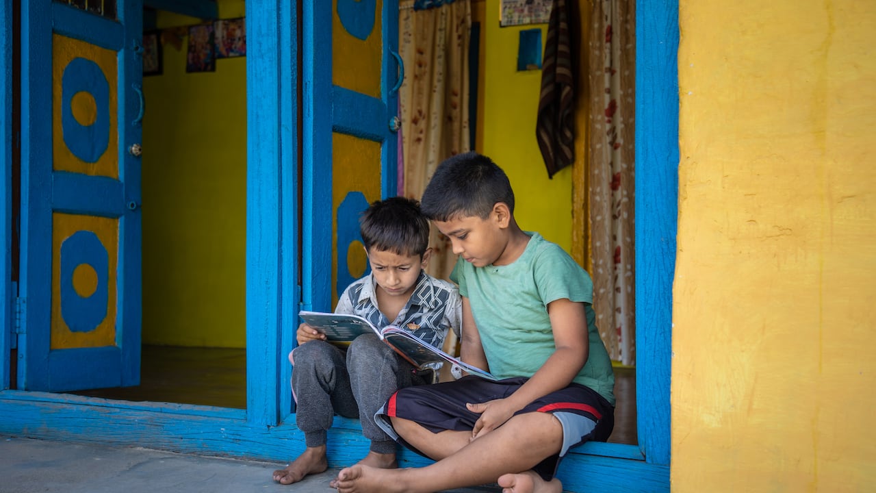 En la costa Caribe el problema se agrava por varias características: altos índices de pobreza monetaria, la subnormalidad eléctrica más alta del país, demoras en proyectos de transmisión, un régimen de transición que permite cobros excesivos, y condiciones climáticas adversas que incrementan el consumo energético.