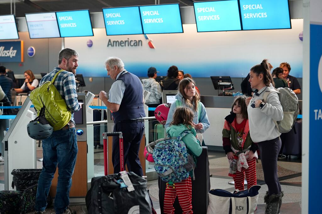 Los viajeros hacen cola en los quioscos de autofacturación de American Airlines en el Aeropuerto Internacional de Denver el martes 24 de diciembre de 2024 en Denver. (Foto AP/David Zalubowski)