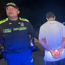 Uno de los hombres, presuntamente involucrado en el asalto, fue capturado por las autoridades.