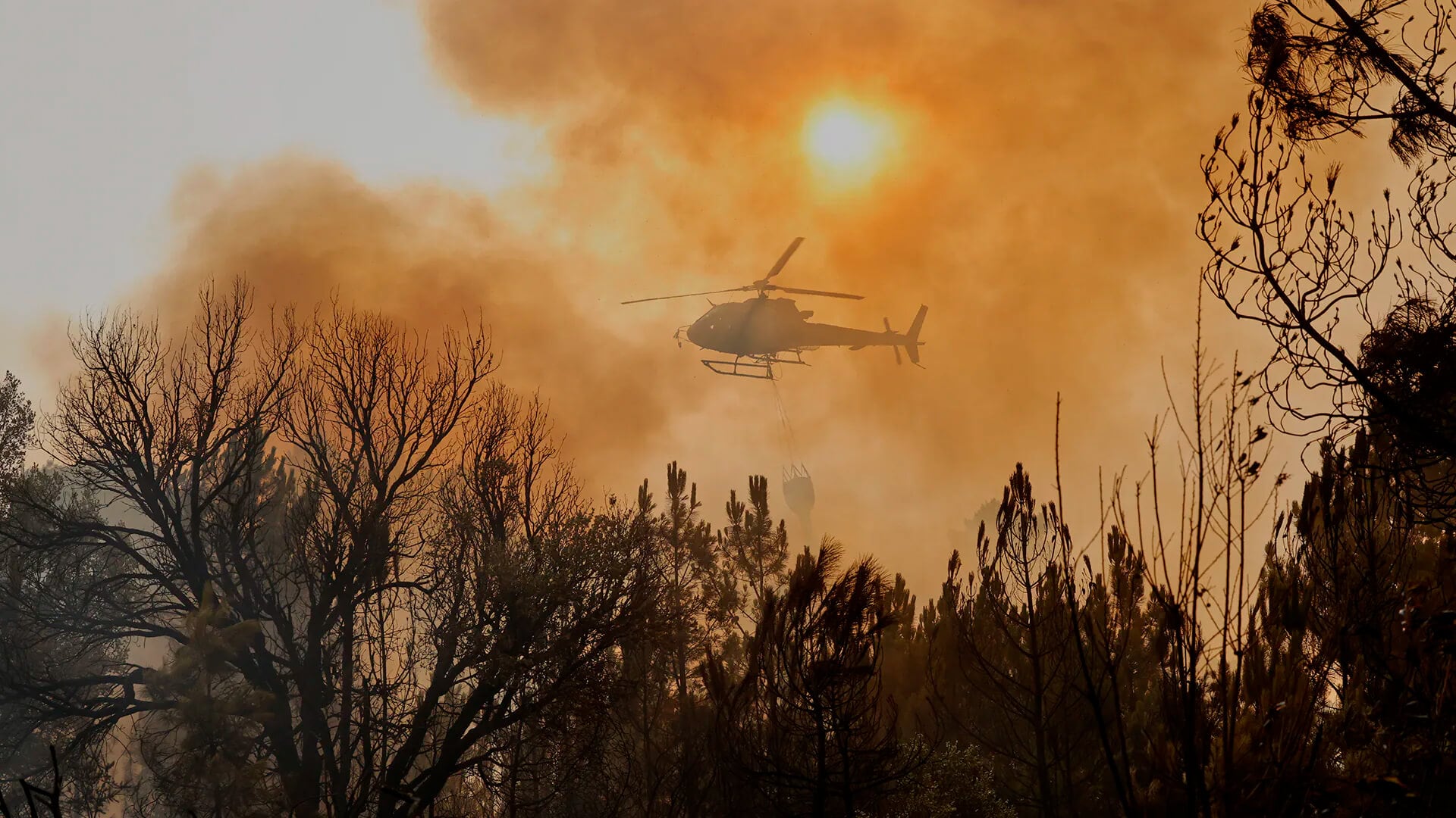 Helicóptero deja caer agua en un incendio forestal en Larouco, noroeste de España, miércoles 13 de agosto de 2025.