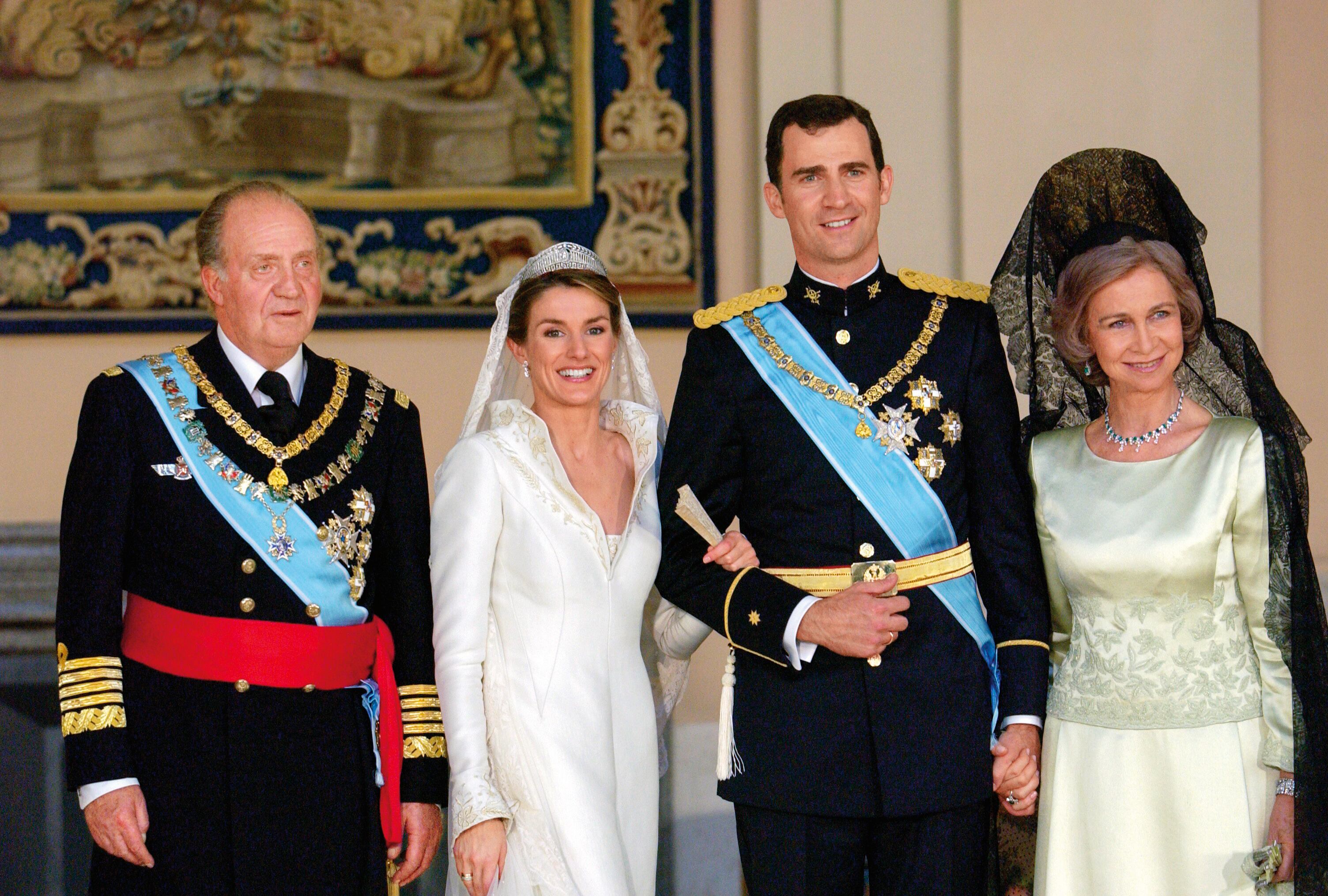 La boda real en 2004. Según el libro, el rey Juan Carlos fue un padre ausente, Letizia aceptó que Felipe se viera con hombres y la reina Sofía le enseñó a su hijo a ocultar sus emociones.