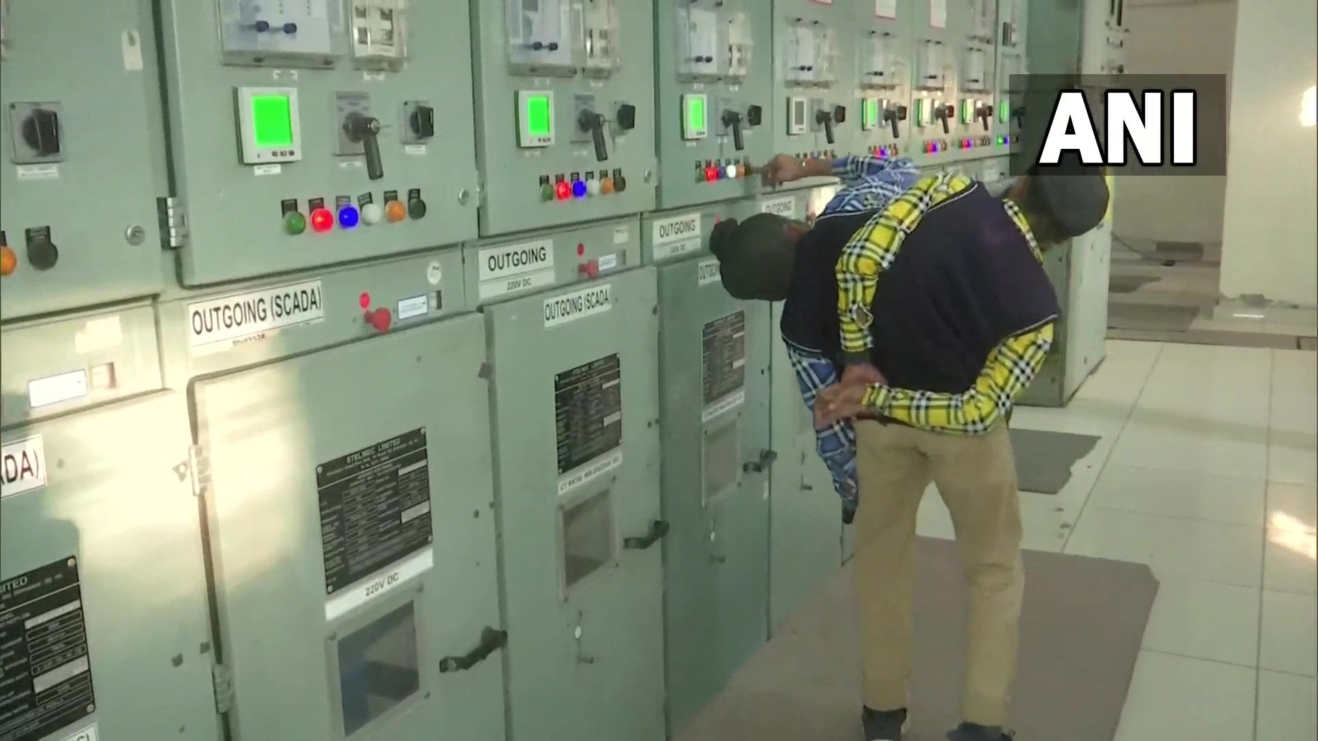 Sohna y Mohna Singh nacieron en junio de 2003 en el Hospital Sucheta Kriplani de Nueva Delhi. Debido a su situación, los médicos determinaron no separarlos debido a los riesgos fatales que esto implicaba para uno de ellos.