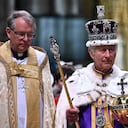 El Rey Carlos III de Gran Bretaña con la Corona Imperial del Estado y el Orbe y el Cetro del Soberano sale de la Abadía de Westminster después de su coronación en el centro de Londres el sábado 6 de mayo de 2023. (Ben Stansall/POOL photo vía AP)