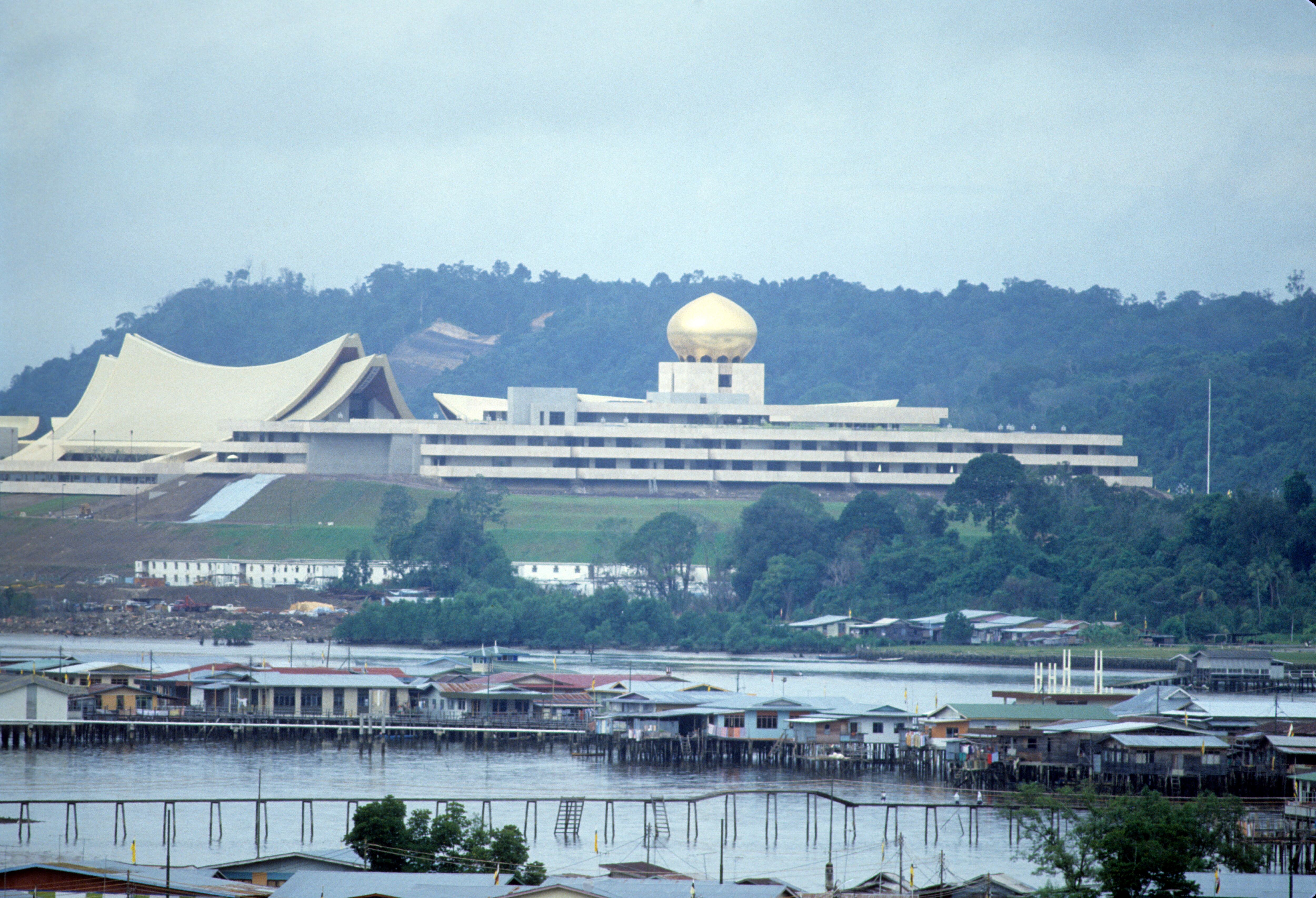 Brunei celebra su independencia del Reino Unido. Vista del recién construido Istana Nurul Iman, palacio del sultán de Brunei, 1984.
