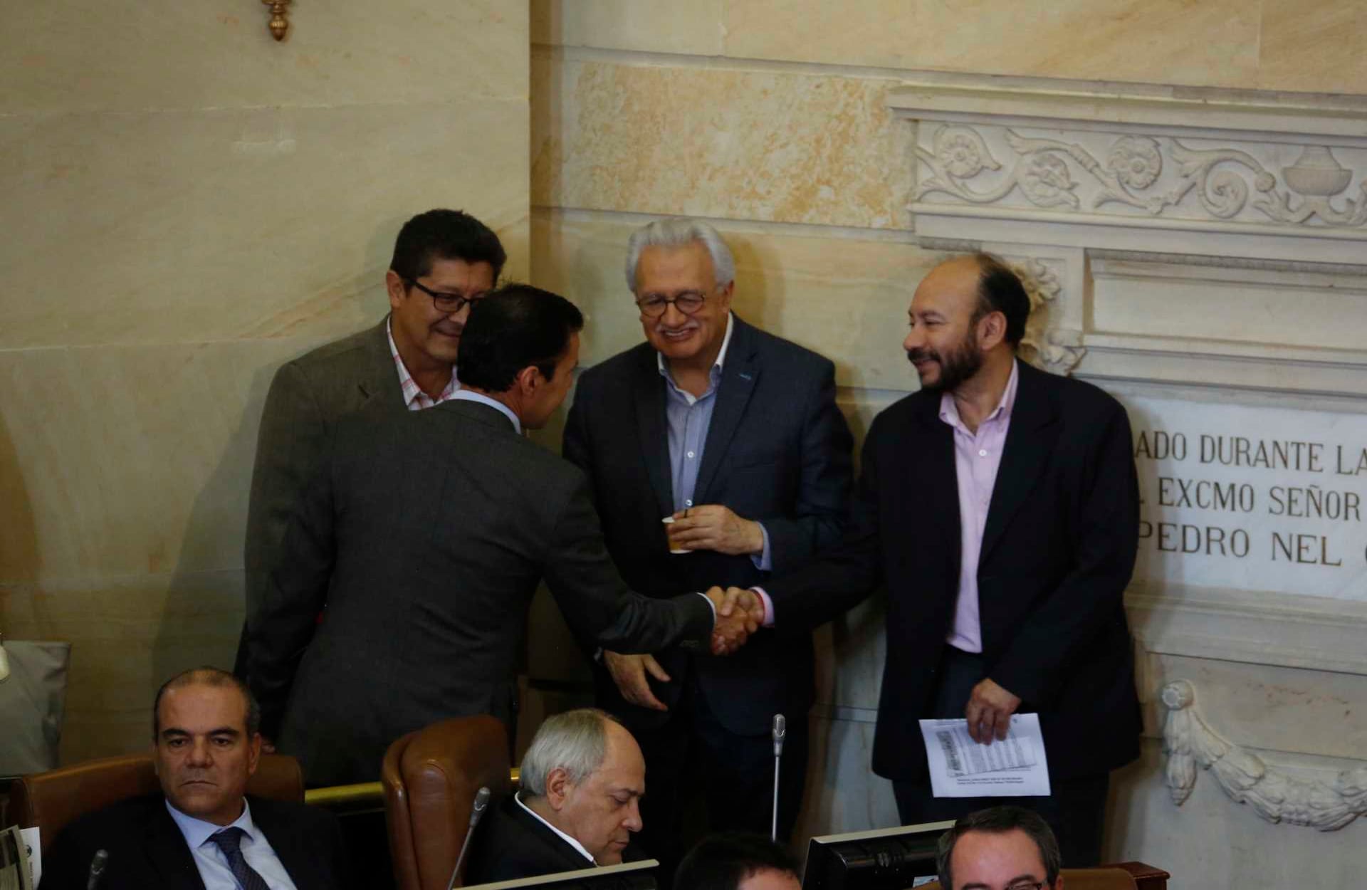Corrillo de los senadores Everth Bustamante y Alfredo Rangel mientras intervenían las víctimas. / Foto: Guillermo Torres / SEMANA. 
