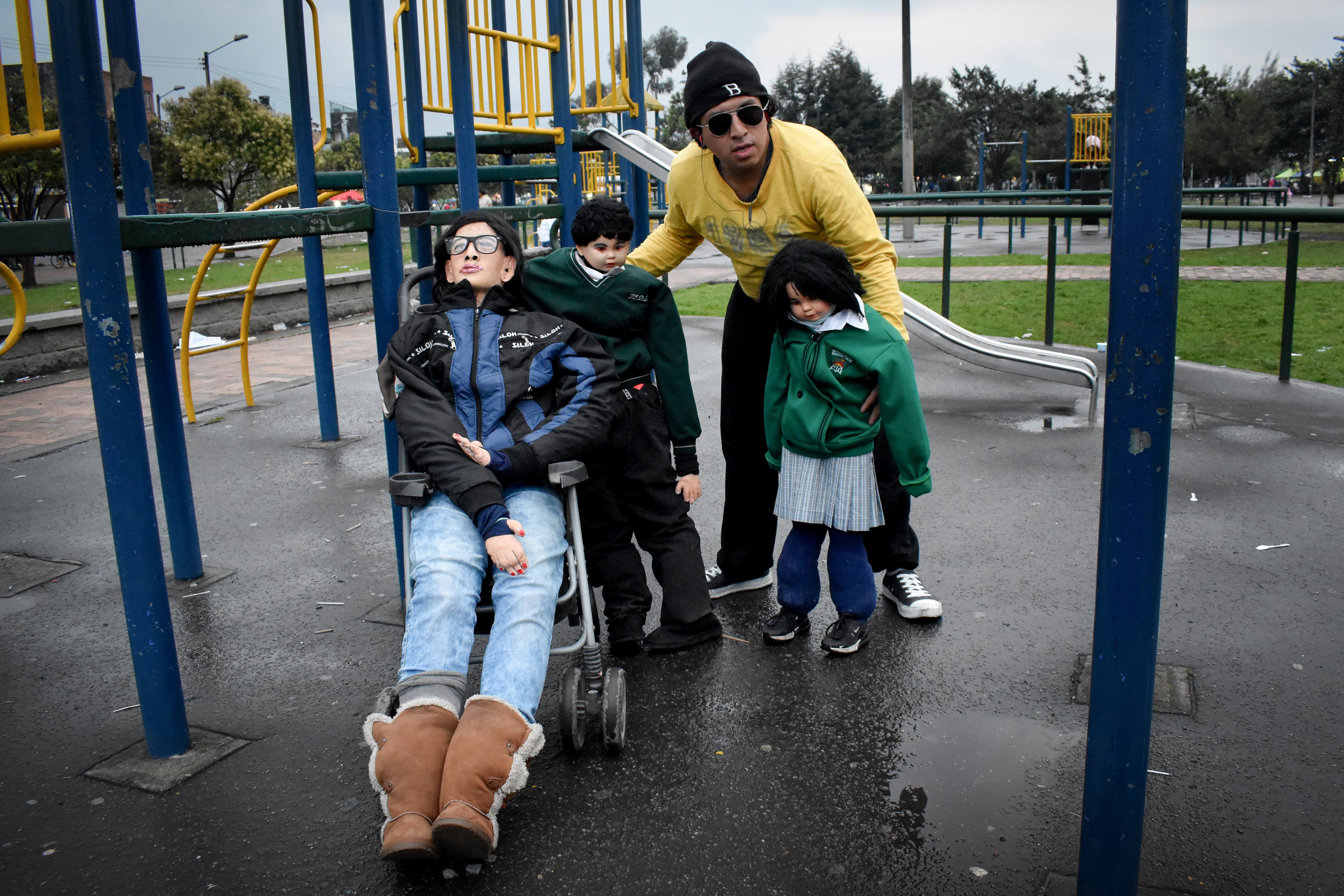 CRISTIAN MONTENEGRO Y SU FAMILIA DE TRAPO