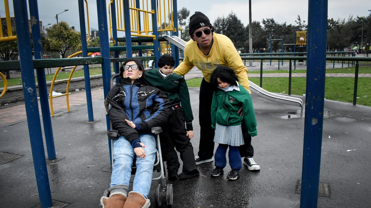 CRISTIAN MONTENEGRO Y SU FAMILIA DE TRAPO