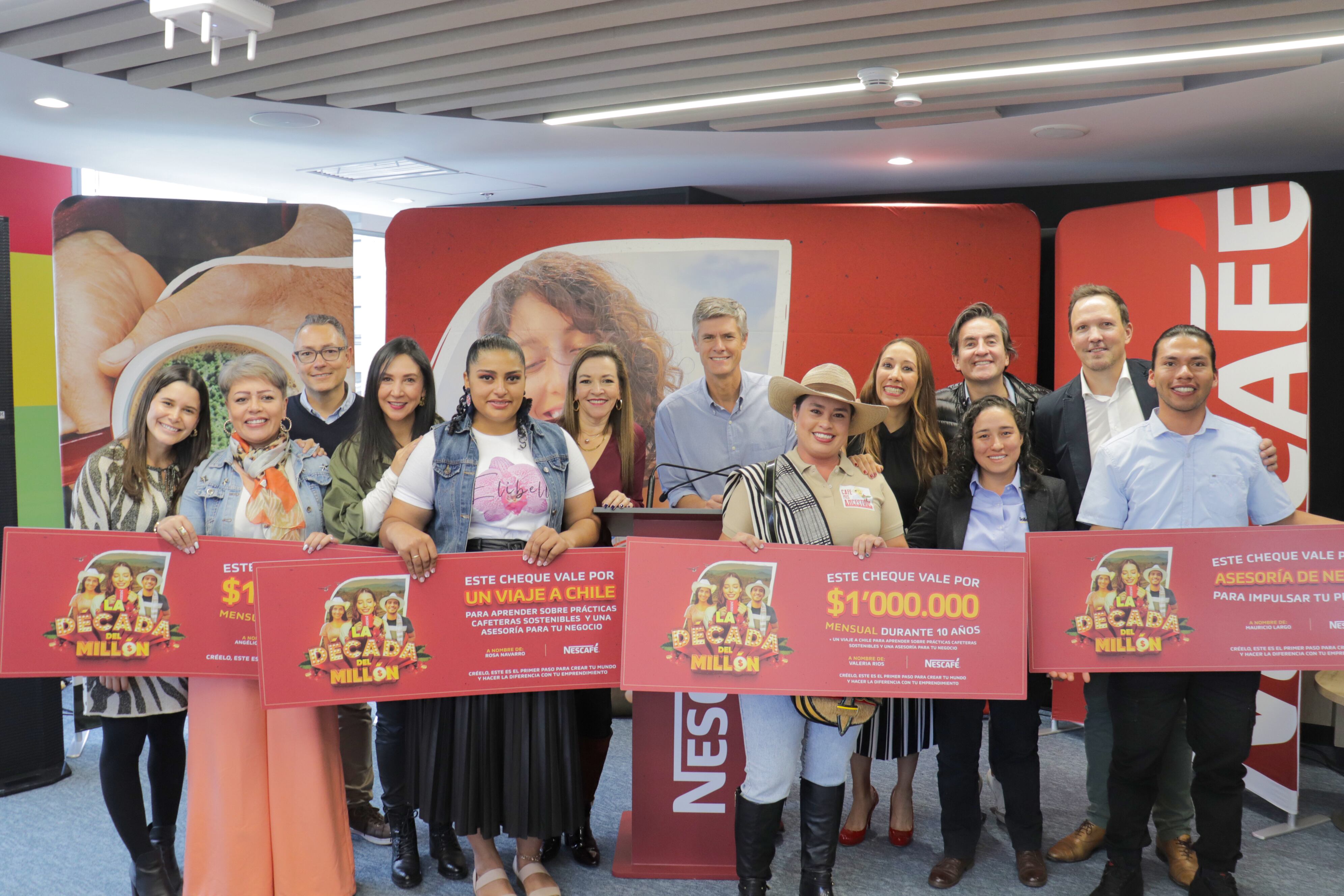 Equipo directivo de NESCAFÉ junto a los ganadores de "La Década del Millón" 2024.