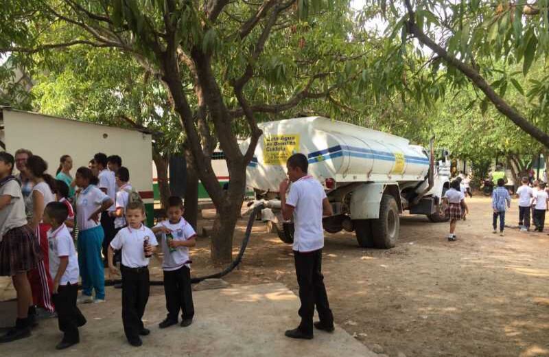 El agua no llega todos los días a este colegio. Foto: Red Nacional de Veedurías.