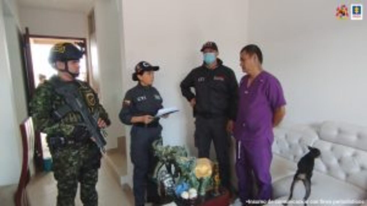 Enfermero se hizo pasar por cirujano plástico y en su casa instaló una improvisada sala de cirugía.