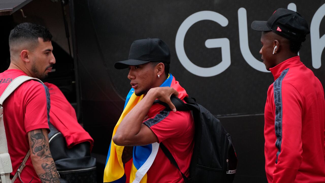 Players of Brazil´s Atletico Paranaense arrive at the Sheraton hotel for an upcoming soccer final match of the Copa Libertadores in Guayaquil, Ecuador, Wednesday, Oct. 26, 2022. Atletico Paranaense will face Brazil´s Flamengo for the Cup. (AP Photo/Dolores Ochoa)