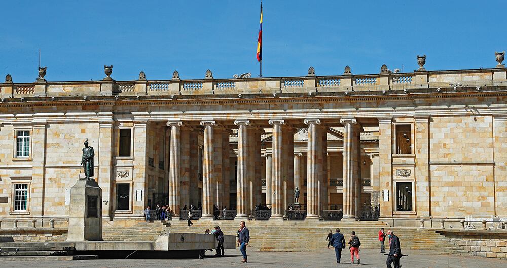 Los senadores continúan con sus labores legislativas mientras son investigados.