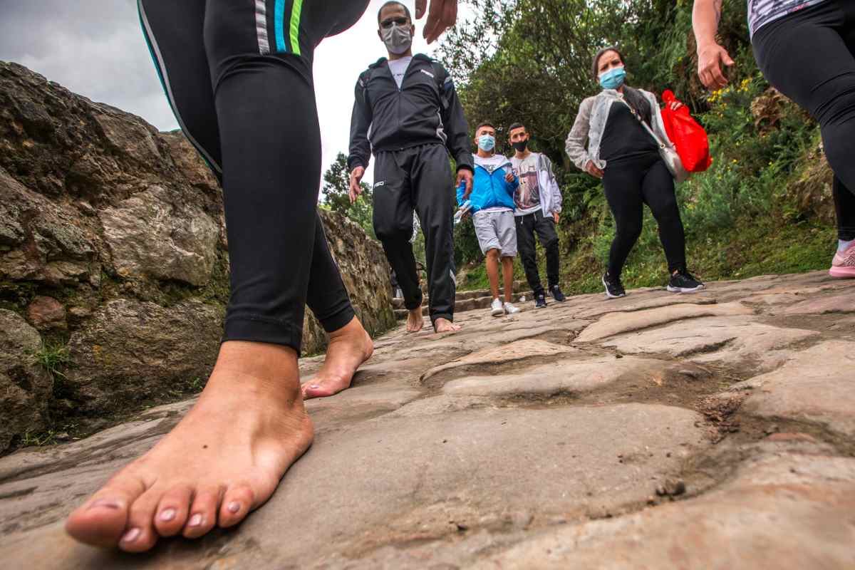 Cientos de feligreses suben al Santuario de Monserrate descalzos