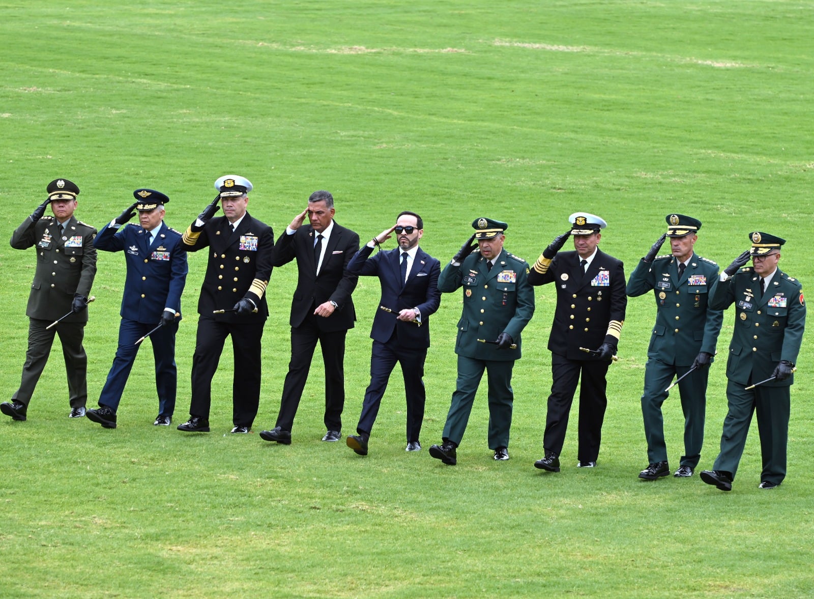 ABelardo de la Espriella presidente de Colombia toma de Mando de los comandantes del Ejército, la fuerza aérea, Armada Nacional y Policía Nacional. Reconocimiento de tropas en la Escuela Militar José María Córdoba.
