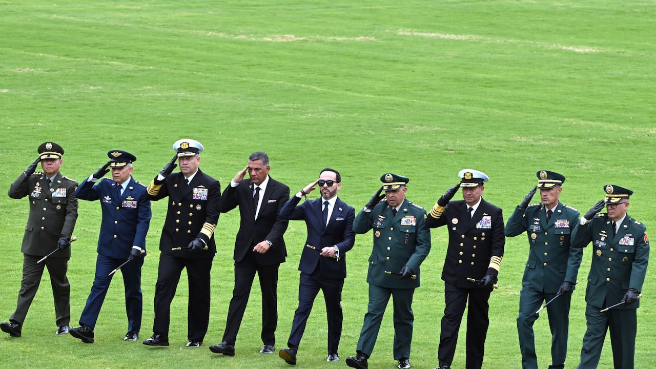 ABelardo de la Espriella presidente de Colombia toma de Mando de los comandantes del Ejército, la fuerza aérea, Armada Nacional y Policía Nacional. Reconocimiento de tropas en la Escuela Militar José María Córdoba.