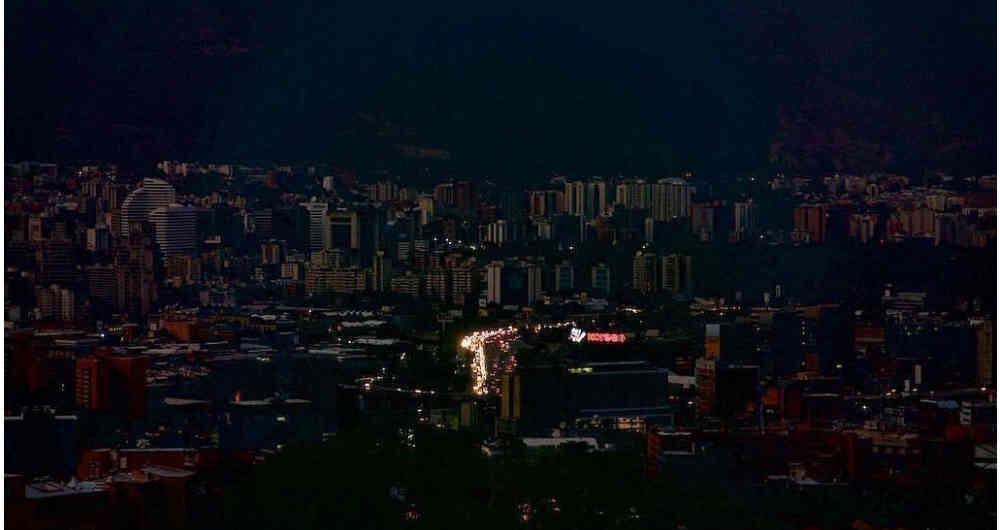 Maduro afirma que los apagones se deben a una guerra eléctrica organizada por Estados Unidos hacia Venezuela.