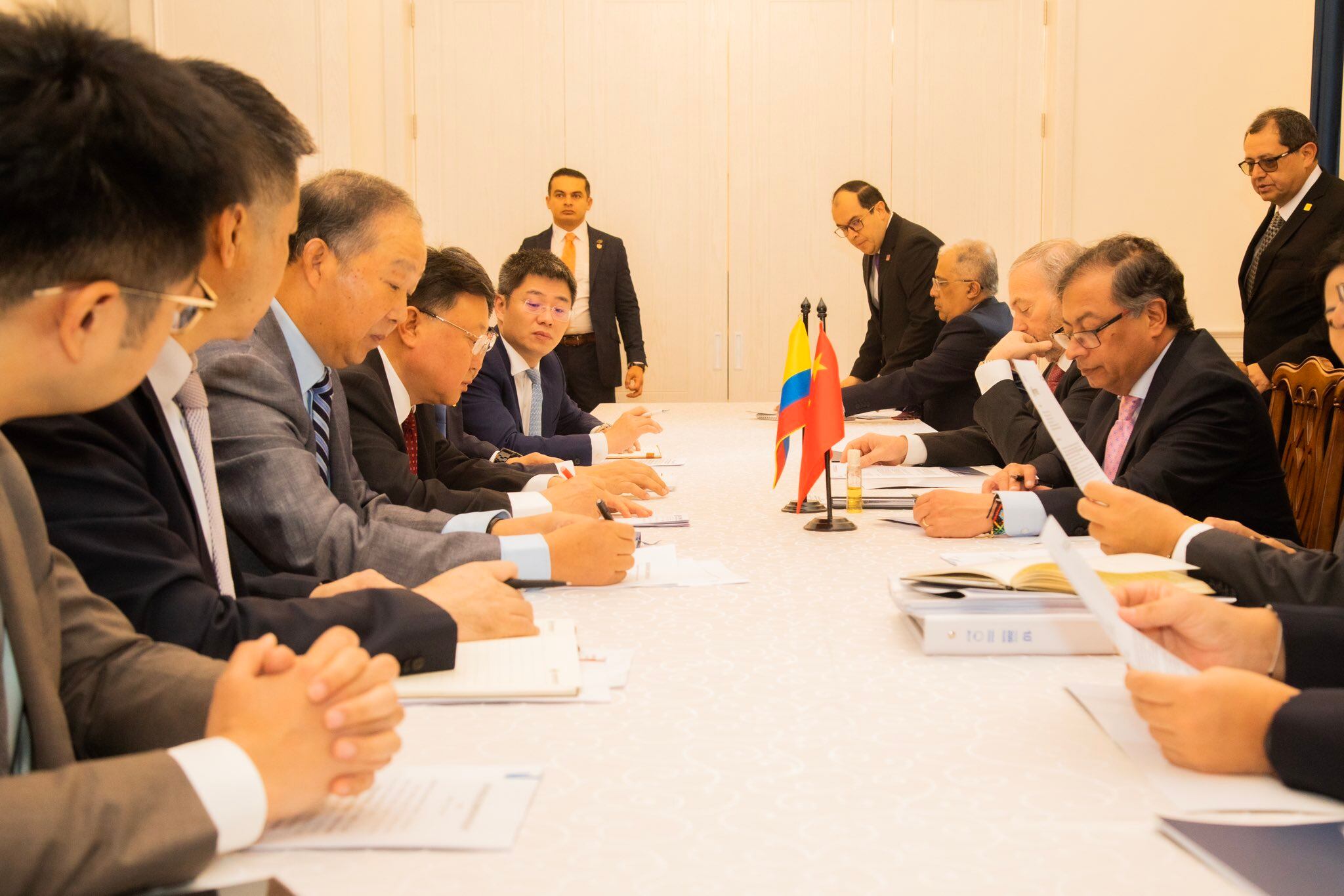 El presidente Gustavo Petro reunido con la empresa encargada de la construcción del Metro de Bogotá.