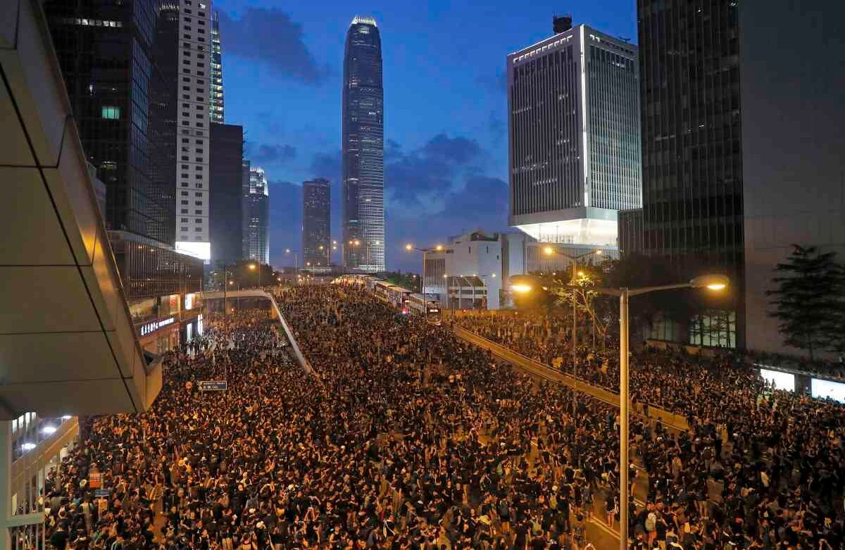 16 de junio - decenas de miles de manifestantes marchan cerca del Consejo Legislativo de Hong Kong para protestar contra el impopular proyecto de ley de extradición. FOTO: Kin Cheung / AP