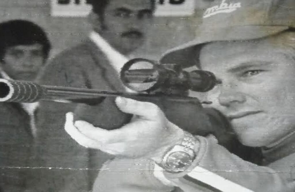 En los juegos de Montreal 1976, el primer medallista olímpico de Colombia, Helmut Bellingrodt, fue el abanderado. En el tiro deportivo consiguió dos medallas de plata en Munich 1972 y Los Ángeles 1984. Este barranquillero también fue campeón mundial en 1974 y se convirtió en un referente latinoamericano en el tiro deportivo, especialidad que aprendió de la mano de su padre. Foto: Archivo Particular