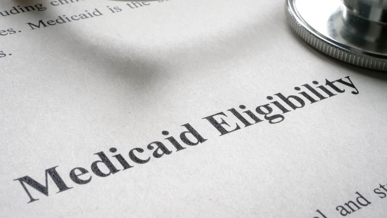 El gobierno estatal de Nebraska anunció el 17 de diciembre de 2025 que será el primero en aplicar los requisitos de 80 horas mensuales; expertos advierten que los cambios podrían provocar pérdidas de cobertura por fallas administrativas.