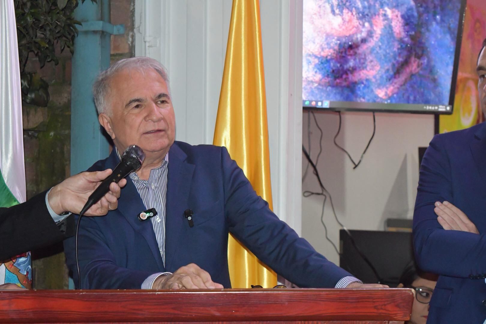 Rodrigo Villalba Mosquera, gobernador del Huila durante el evento de relanzamiento de la Tienda de Promisión en Bogotá.