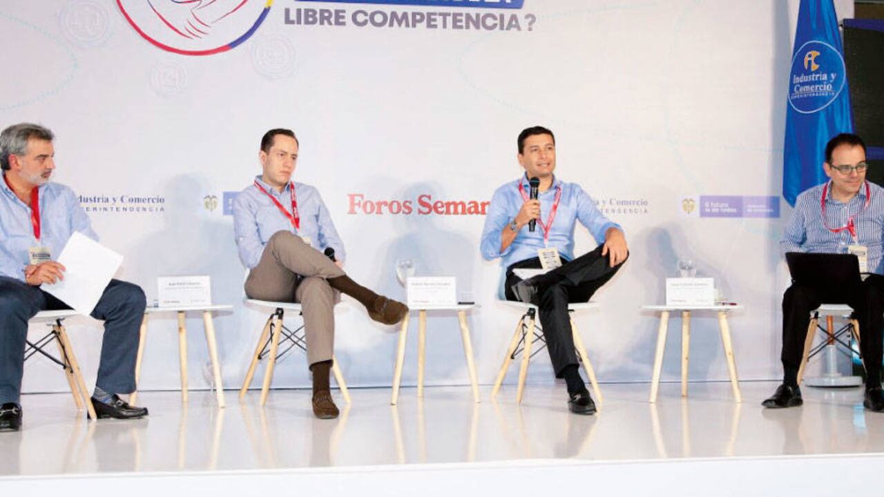 De izquierda a derecha, Juan Pablo Liévano, Supersociedades; Andrés Barreto, Superindustria; Jorge Castaño, Superfinanciera; y Carlos Rodríguez, director de Dinero.
