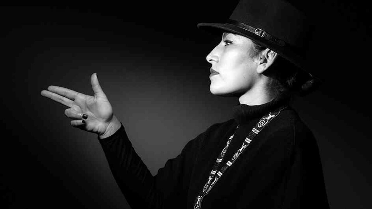 Ana Tijoux en una sesión de fotos de la AFP en París. Foto: Joel Saget | AFP.